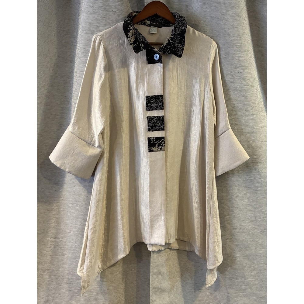 Damee Inc Top  White Shimmer‎ Colorful Bell Sleeve Button Down Tunic Size Medium